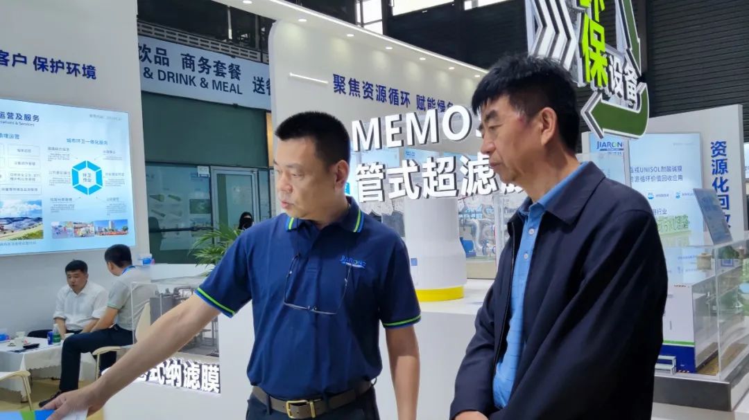 嘉戎技术总经理蒋林煜与客户交谈